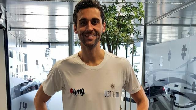 Arbeloa posa con la camiseta para la Carrera Solidaria. Foto: Twitter (@bestofyou)