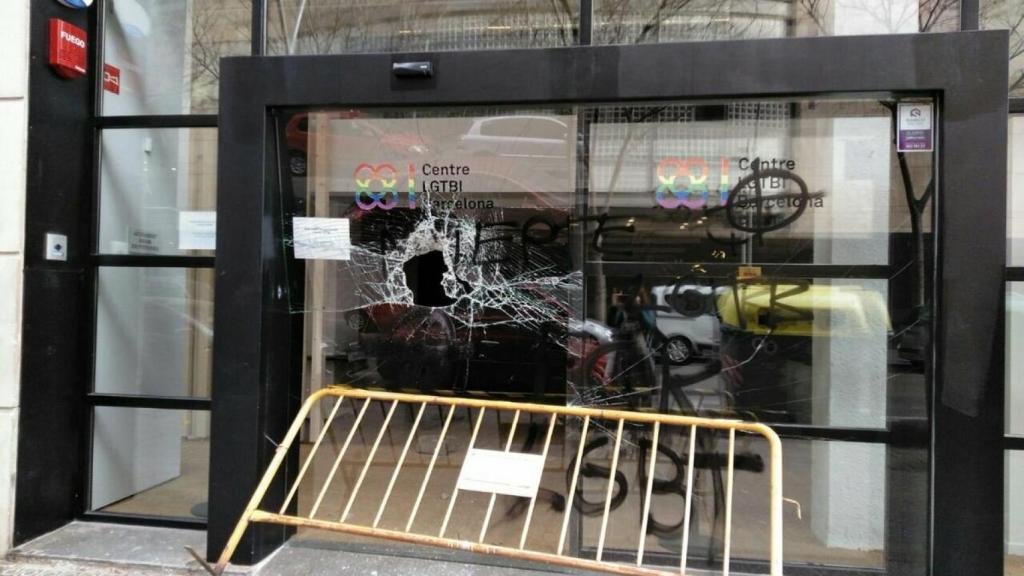 La fachada del centro LGTBI de Barcelona ha aparecido con numerosos destrozos.