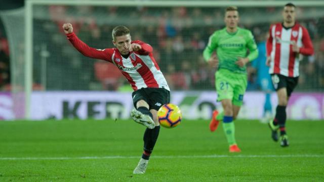 Muniain chuta en el Athletic - Betis. Foto: Twitter (@AthleticClub)