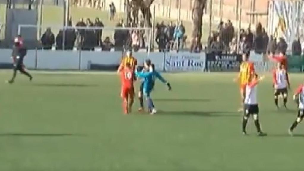 Brutal agresión a un árbitro en un partido de fútbol de la Regional catalana