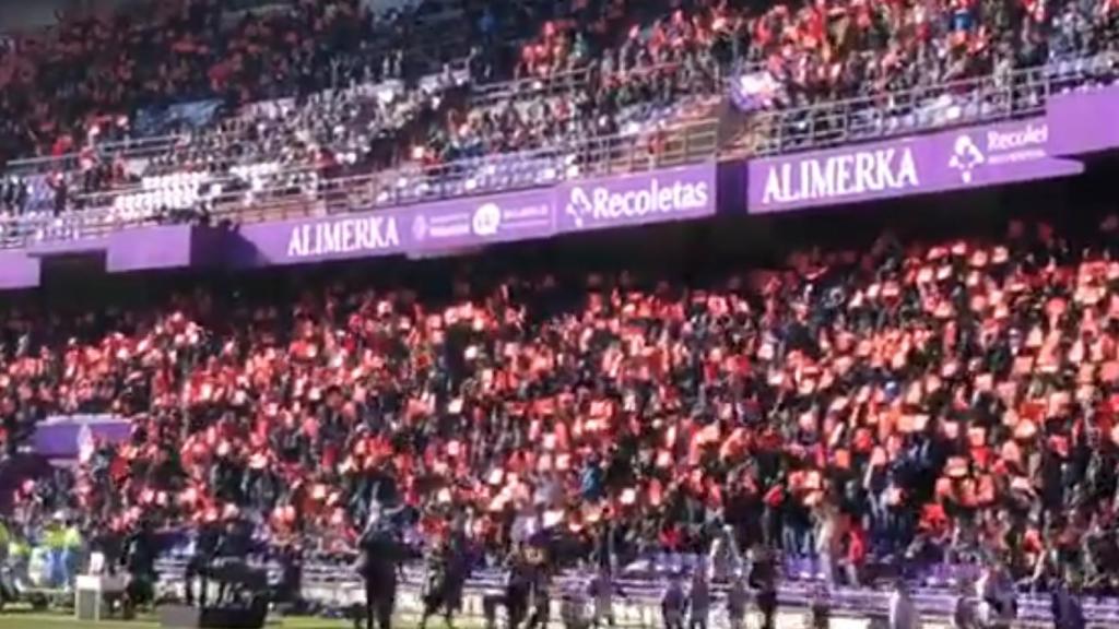 La afición del Valladolid protesta por el VAR con cartulinas rojas