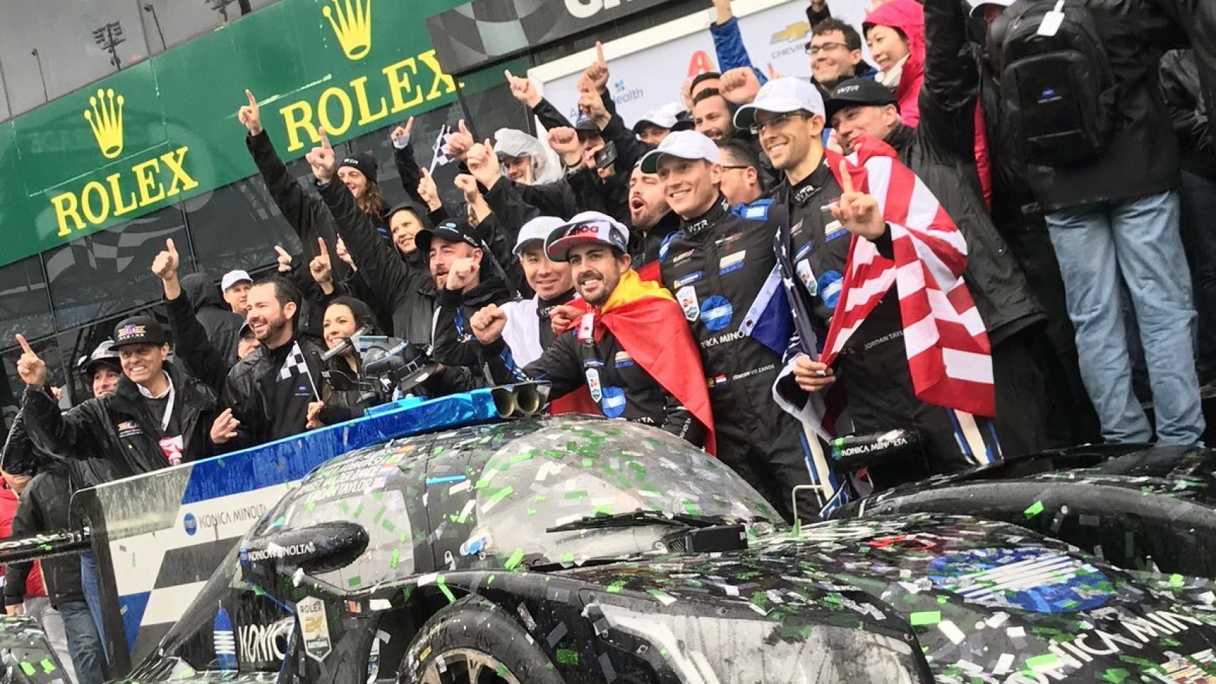 Fernando Alonso celebra la victoria en las 24 Horas de Daytona Foto: Twitter (@Rolex24Hours)