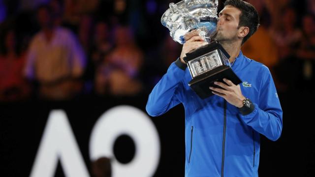 Djokovic, con el título de campeón del Abierto de Australia.