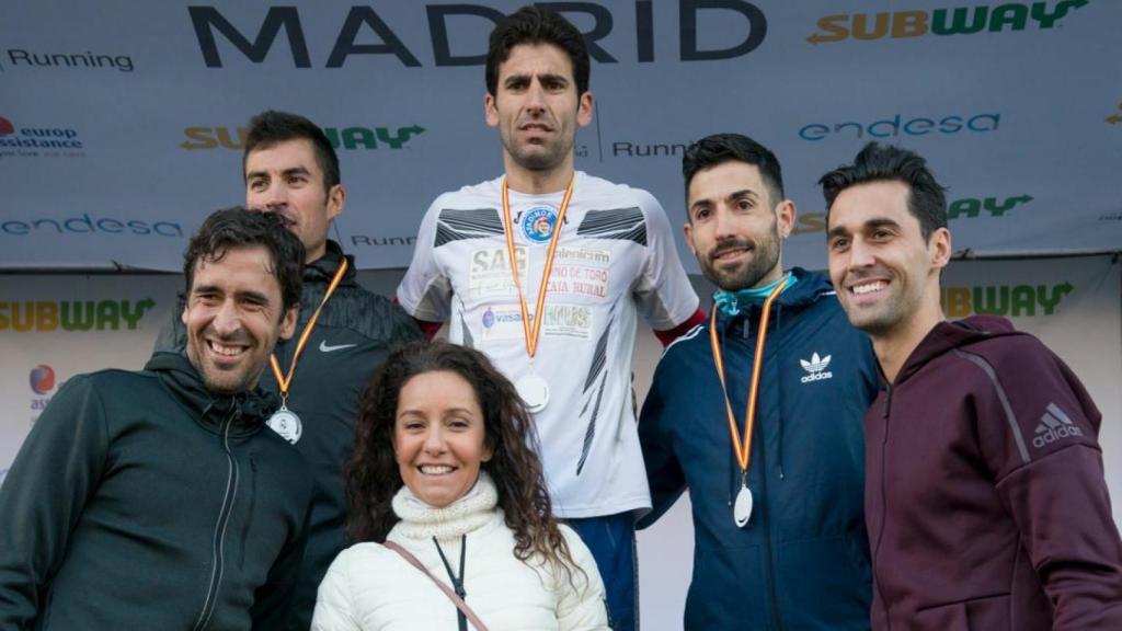 Raúl y Arbeloa con los ganadores. Foto: runningfundacionrealmadrid.es