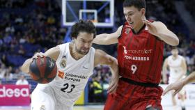 Sergio Llull intenta zafarse de su defensor. Foto: ACB