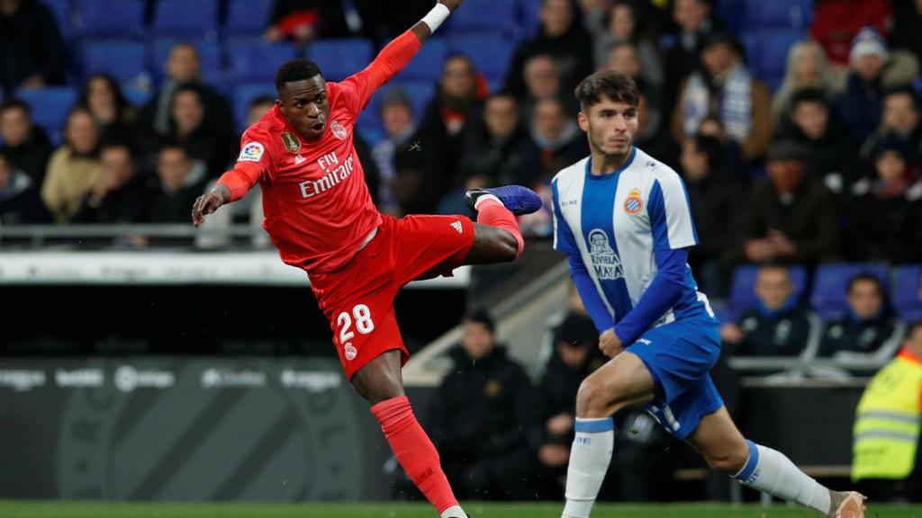 Vinicius dispara a puerta ante un jugador del Espanyol