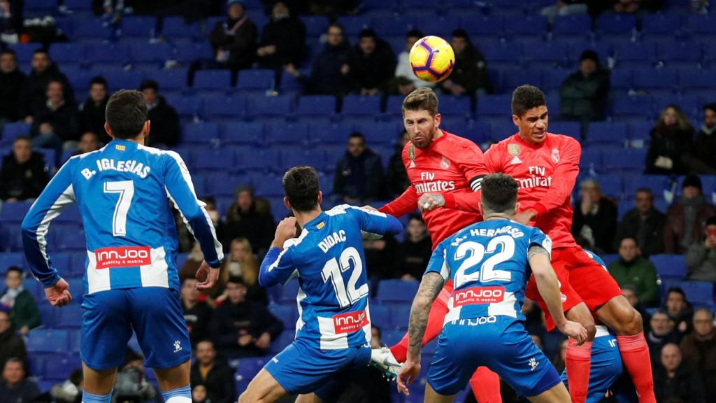 Sergio Ramos supera a los defensas del Espanyol y remata a gol