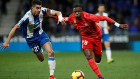 Vinicius corre con el balón siendo presionado por un jugador del Espanyol