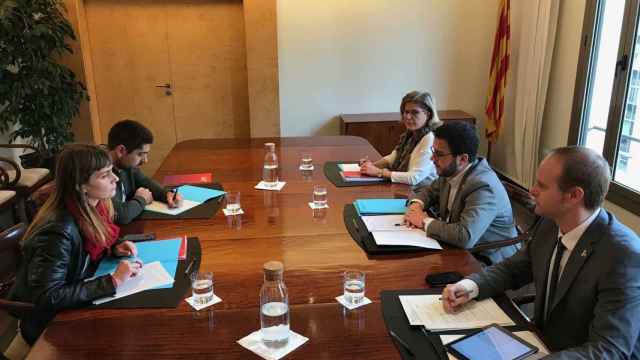 Reunión de representantes de los comuns y del Govern de Cataluña para negociar los Presupuestos.