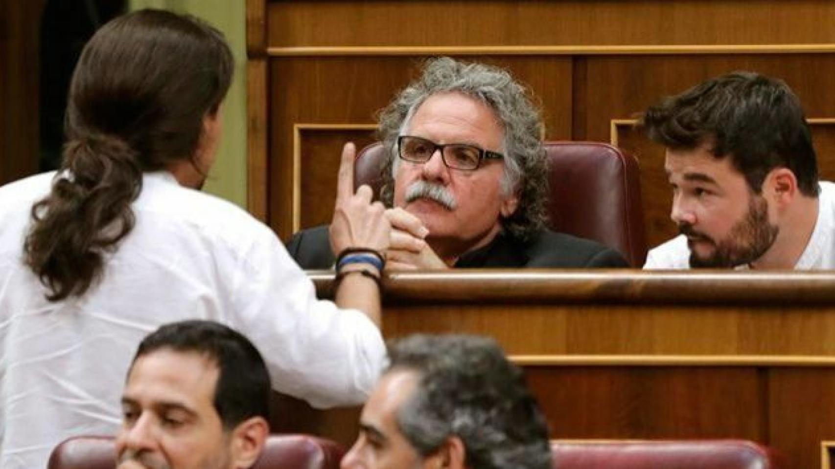 Pablo Iglesias departe con Joan Tardà y Gabriel Rufián (ERC) en el Congreso de los diputados.