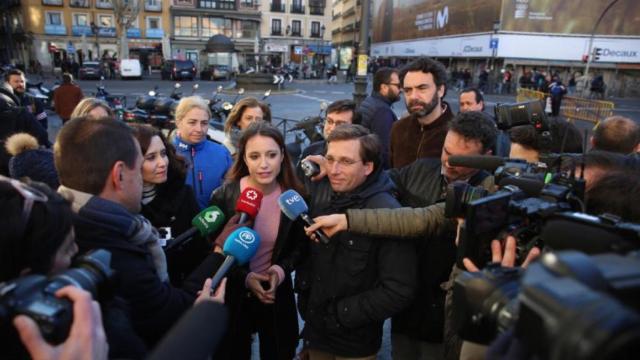 Andrea Levy, José Luis Martínez Almeida e Isabel Díaz Ayuso, en el Rastro de Madrid.