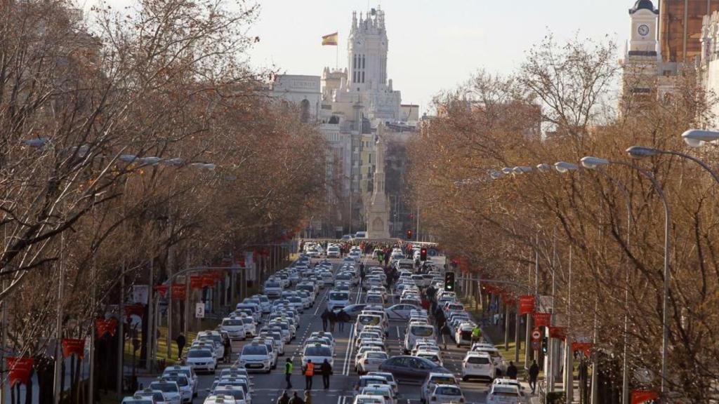 Vista de los taxis bloqueando la Castellana en Madrid