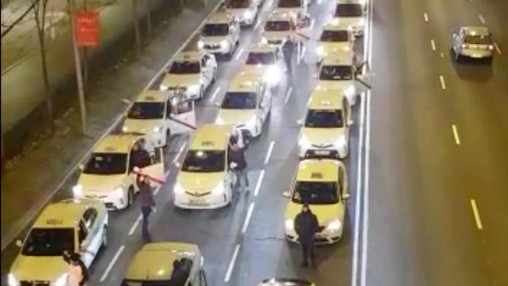 Taxis colapsan parte del Paseo de la Castellana de Madrid.