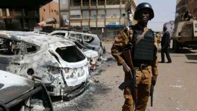 Un soldado en Burkina Faso, tras un atentado yihadista en el hotel Splendid de Ouagadougou.