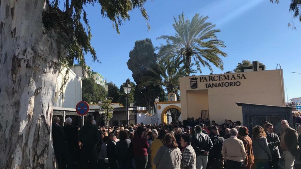 Cientos de personas acuden emocionadas al funeral del pequeño Julen en El palo (Málaga)