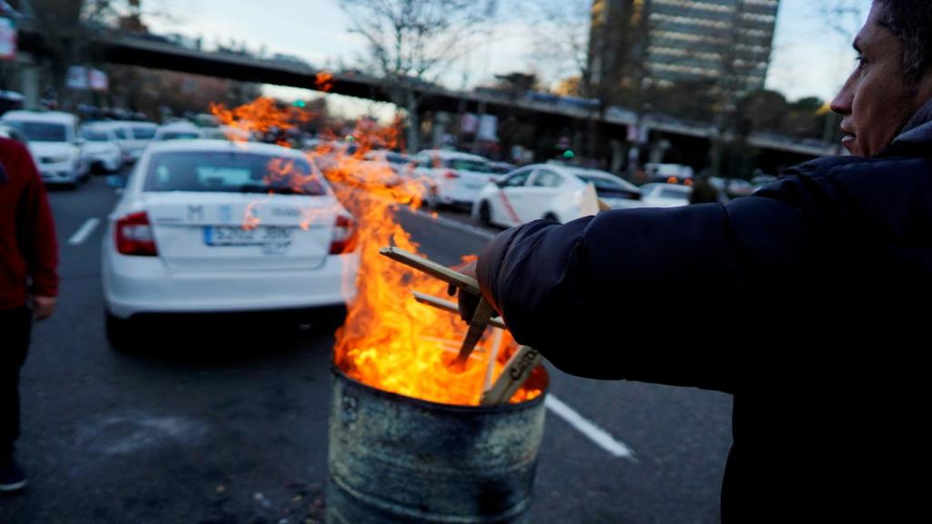 La Policía interviene ante el corte de la Castellana en plena huelga del taxi en Madrid.