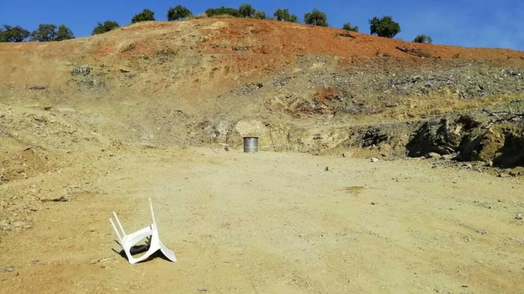 La zona cero del rescate a Julen en la que se observan al fondo los dos pozos, este domingo.