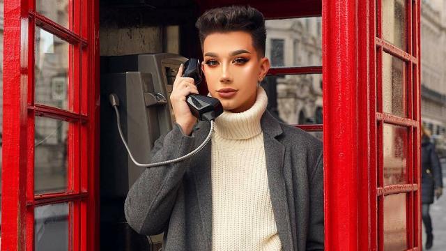 James Charles en una cabina de Londres.