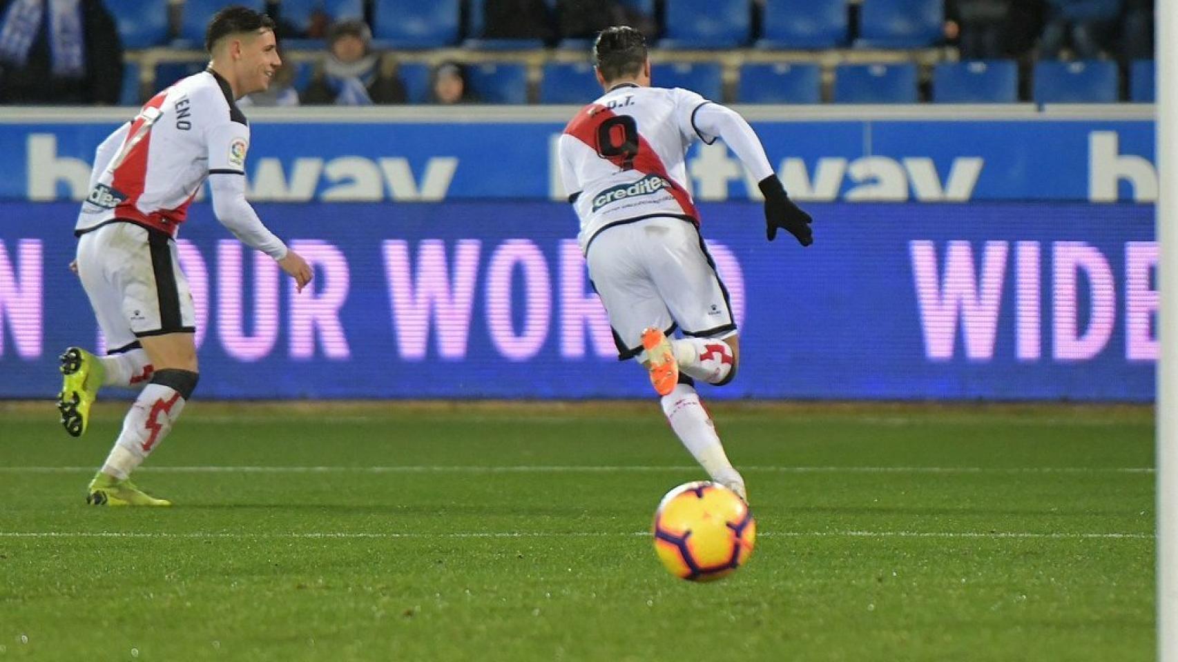 Raúl de Tomás celebra su gol en el Alavés - Rayo Vallecano. Foto: Twitter (@RayoVallecano)