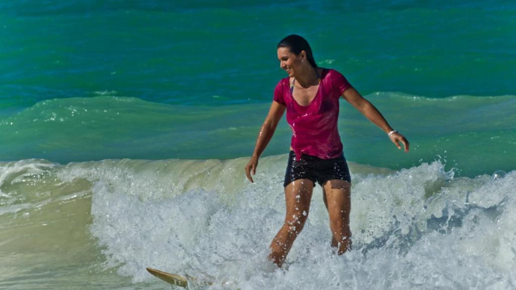 Tulsi Gabbard practicando surf. Foto: Twitter (@TulsiGabbard)