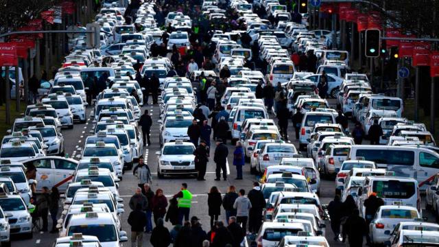 Los taxistas bloquean el paseo de la Castellana.