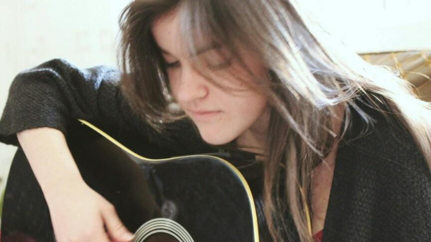 Eva, tocando la guitarra en una fotografía que subió a las redes sociales.