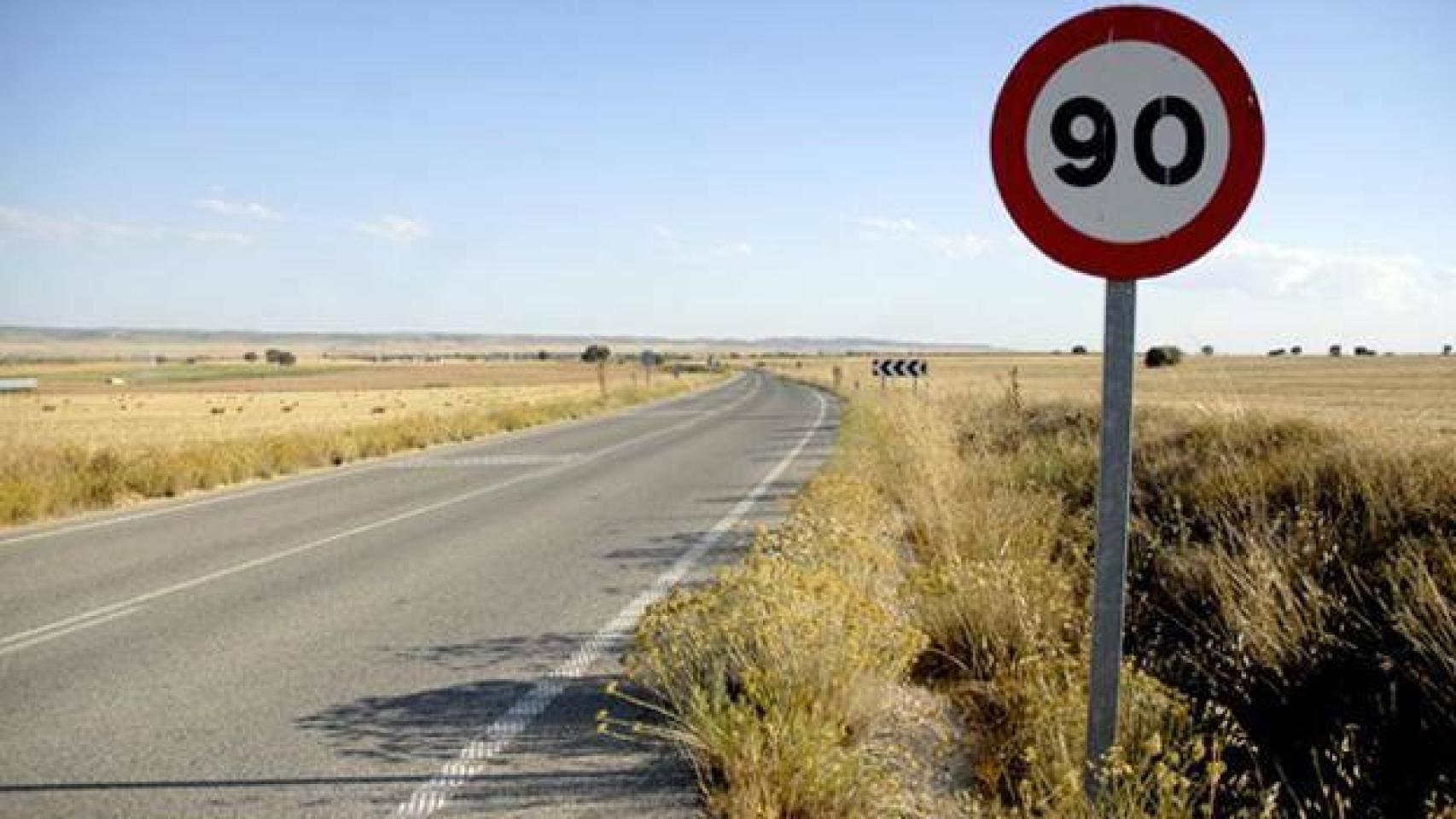 Señal de tráfico que indica prohibición de circular a más de 90 km/h