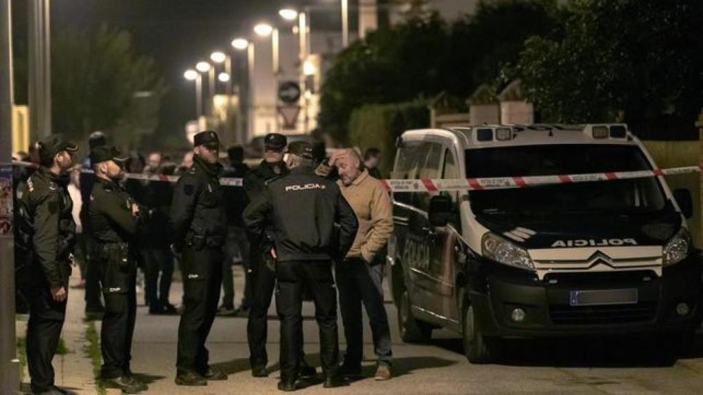 Los Policías acuden a la vivienda de Rosa en Dos Hermanas.