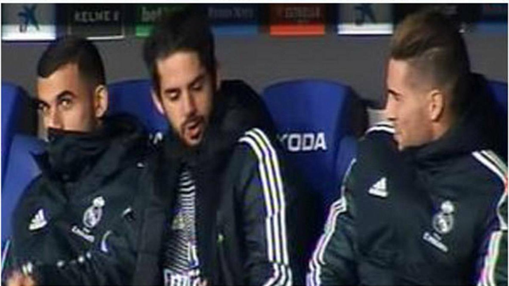 Isco en el banquillo junto a Luca Zidane y Ceballos