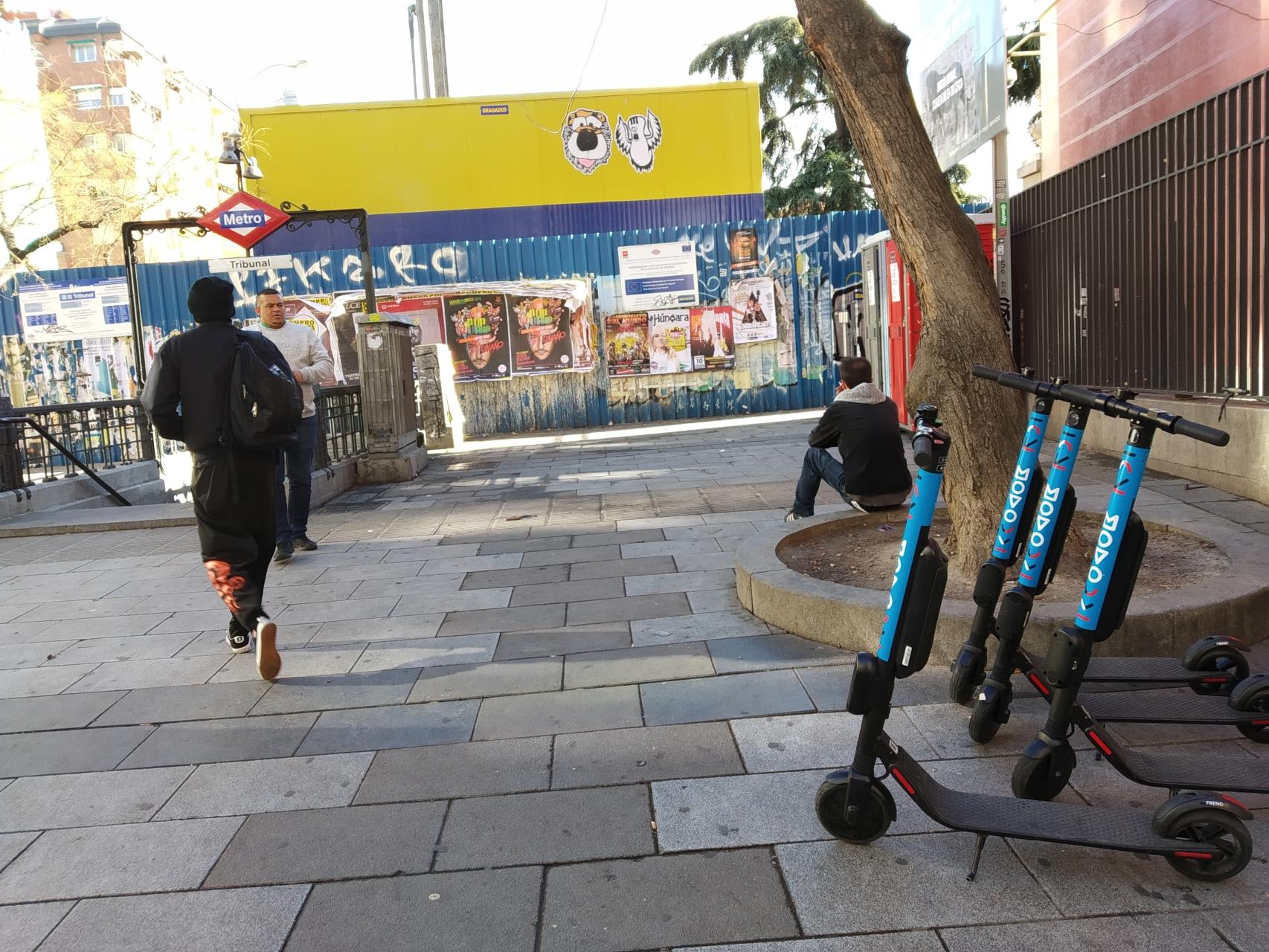 Patinetes de Movo aparcados en la estación de metro de Tribunal.