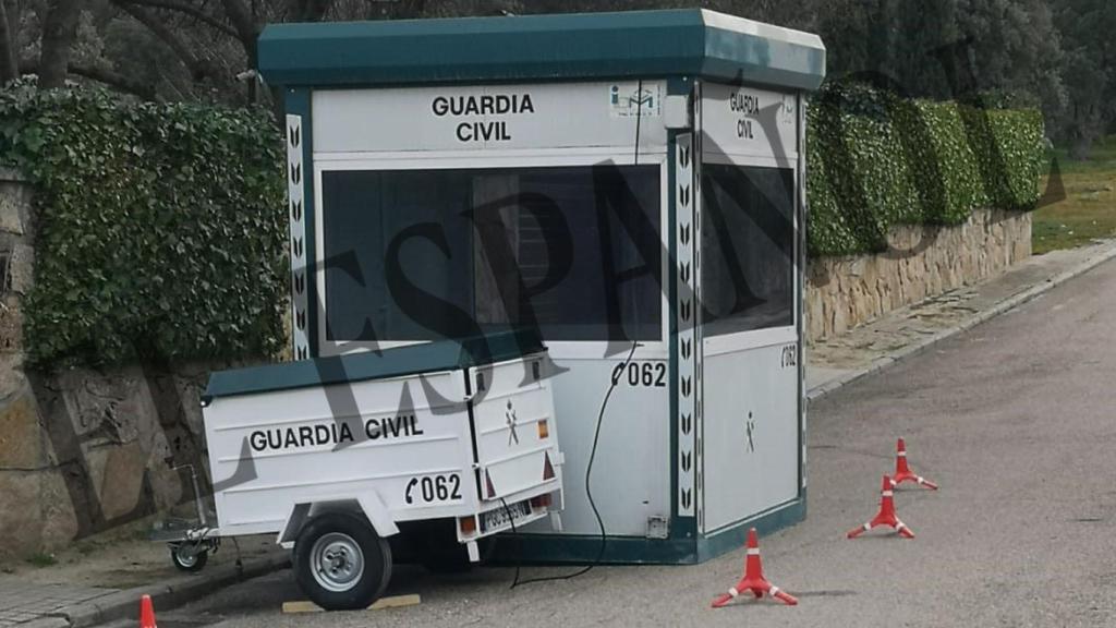 La  garita de vigilancia 24 horas al día la Guardia Civil junto a la casa de Iglesias y Montero.