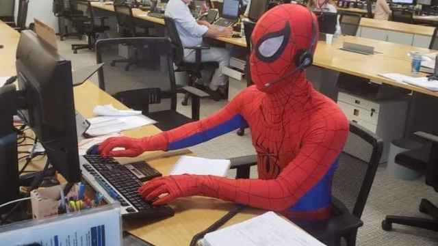 Un banquero deja su trabajo y se presenta el último día disfrazado de Spiderman