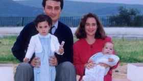 Alberto Jiménez Becerril y su esposa, Ascensión García Ortiz, con dos de sus tres hijos