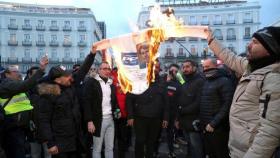 Taxistas queman una fotografía de Ángel Garrido, presidente de la Comunidad de Madrid.