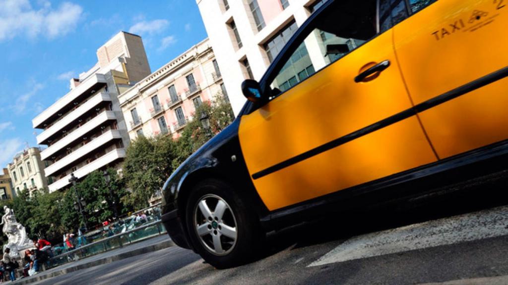 Un taxi circulando por Barcelona