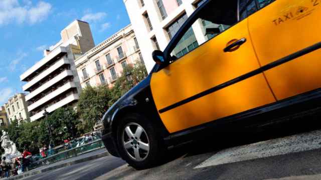 Un taxi circulando por Barcelona