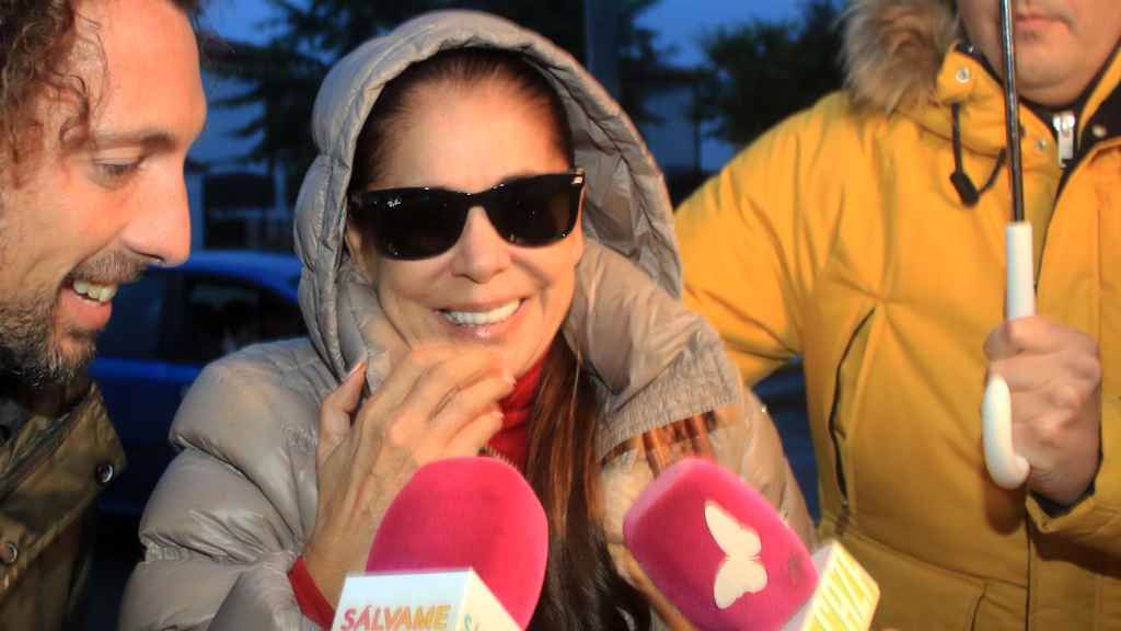 Isabel Pantoja, a su llegada a la casa de las hermanas de Irene Rosales.