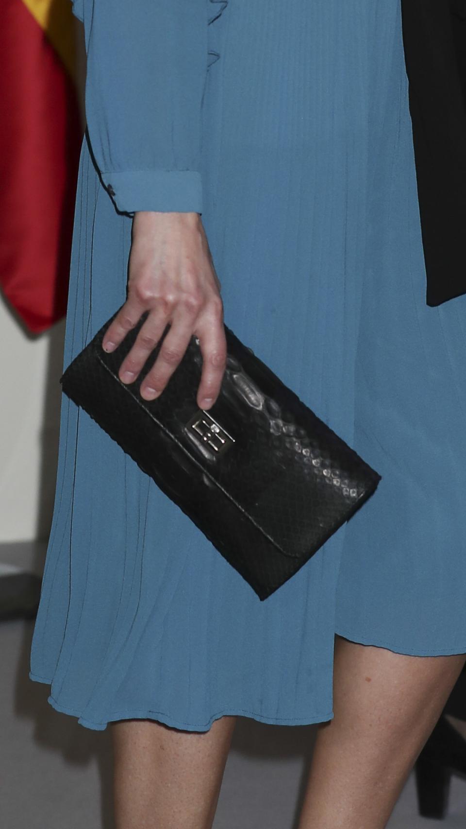 Letizia luciendo un 'clutch'