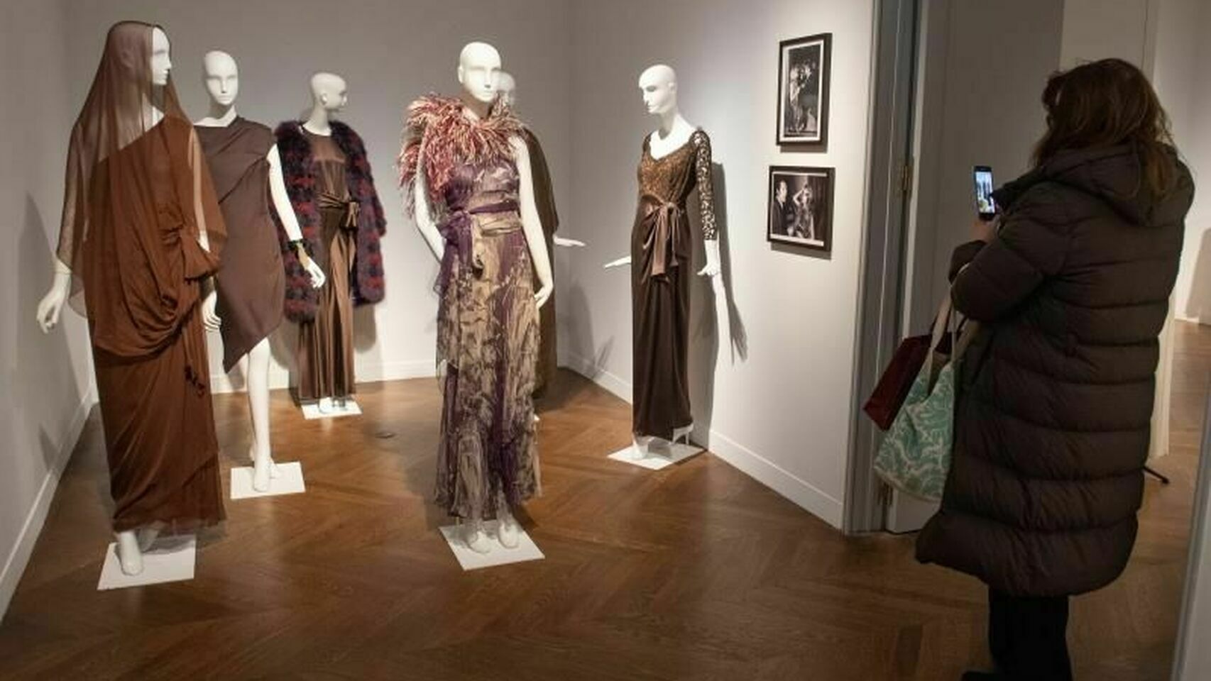 Parte de la colección de vestidos, trajes y accesorios creados por el diseñador francés Yves Saint-Laurent.