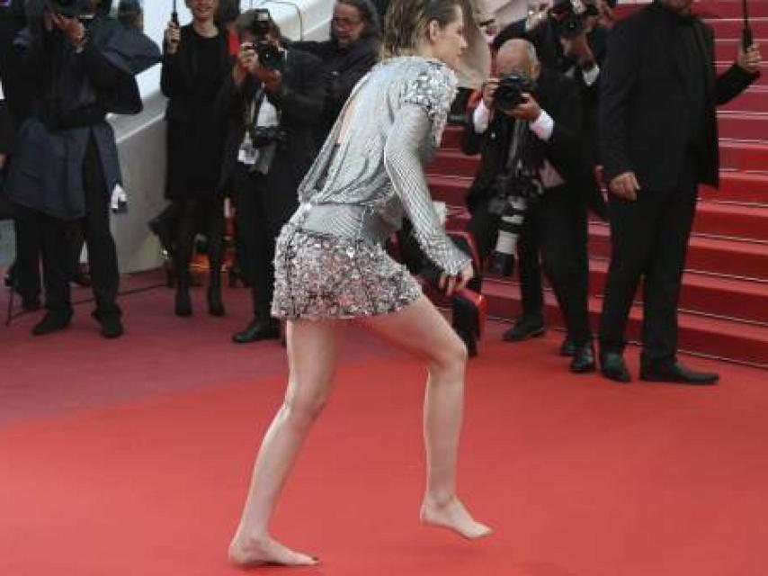 Kristen Stewart en Cannes quitándose los tacones para contradecir la tiranía de la belleza.