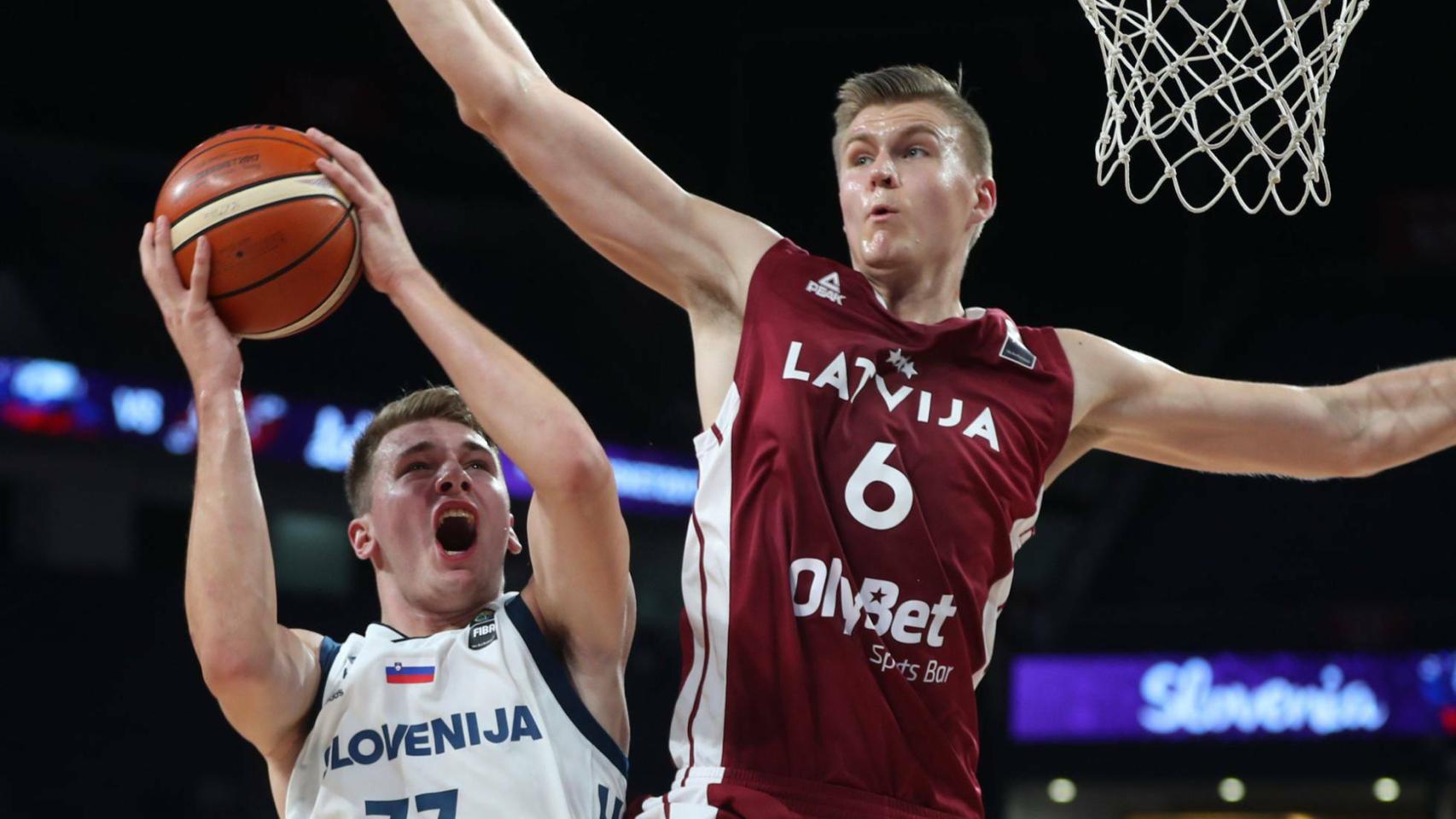 Doncic y Porzingis durante un partido en el Eurobasket 2017