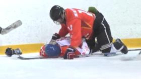 Un entrenador le salva la vida a su jugador en un partido de hockey en Rusia