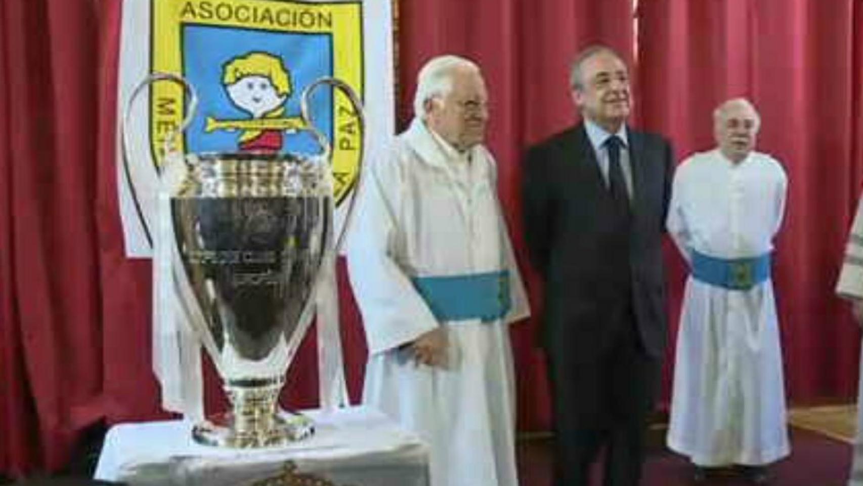 Florentino Pérez, junto al Padre Ángel. Foto: Twitter (@elchiringuitotv)