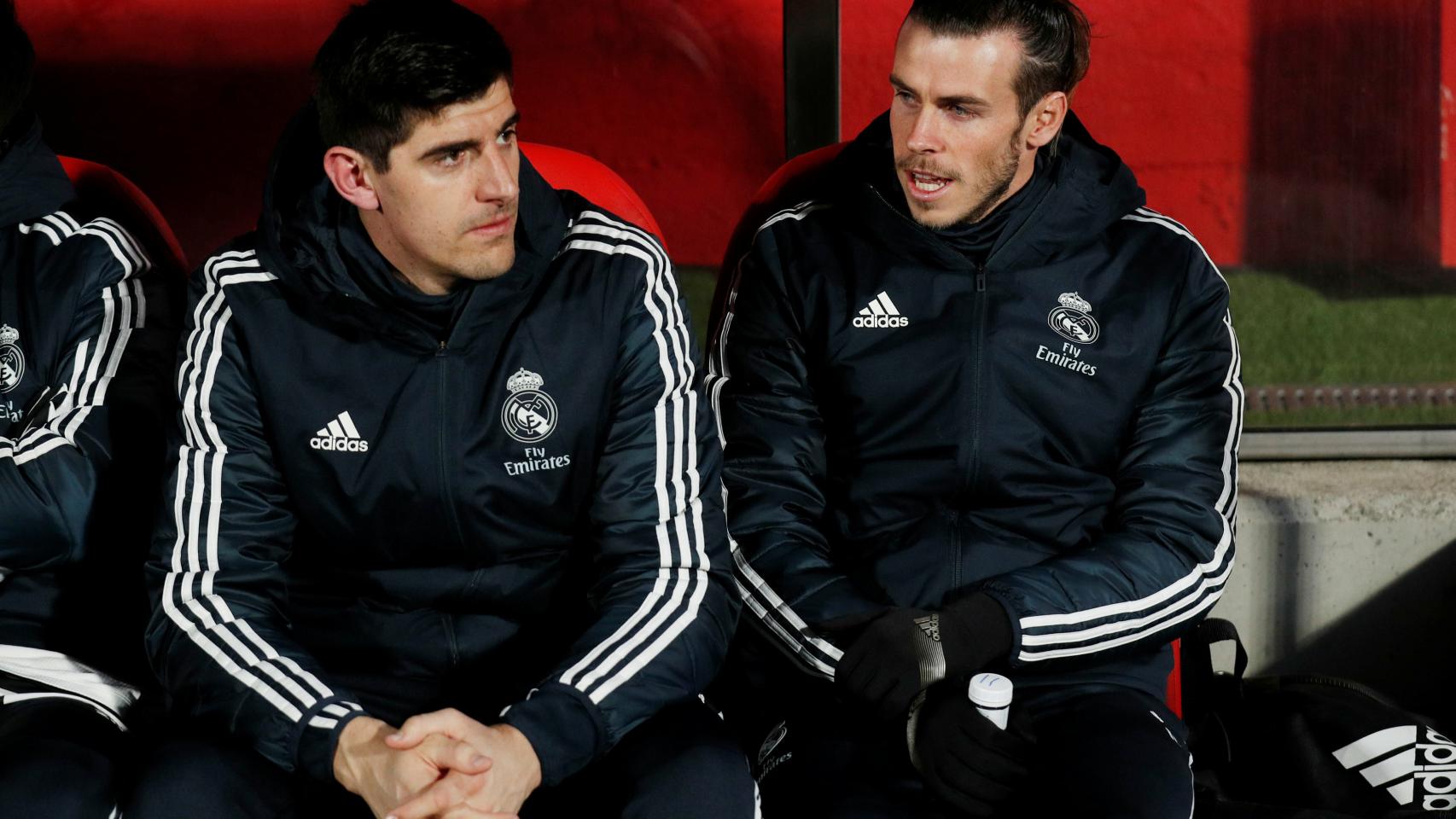 Gareth Bale y Courtois, en el banquillo