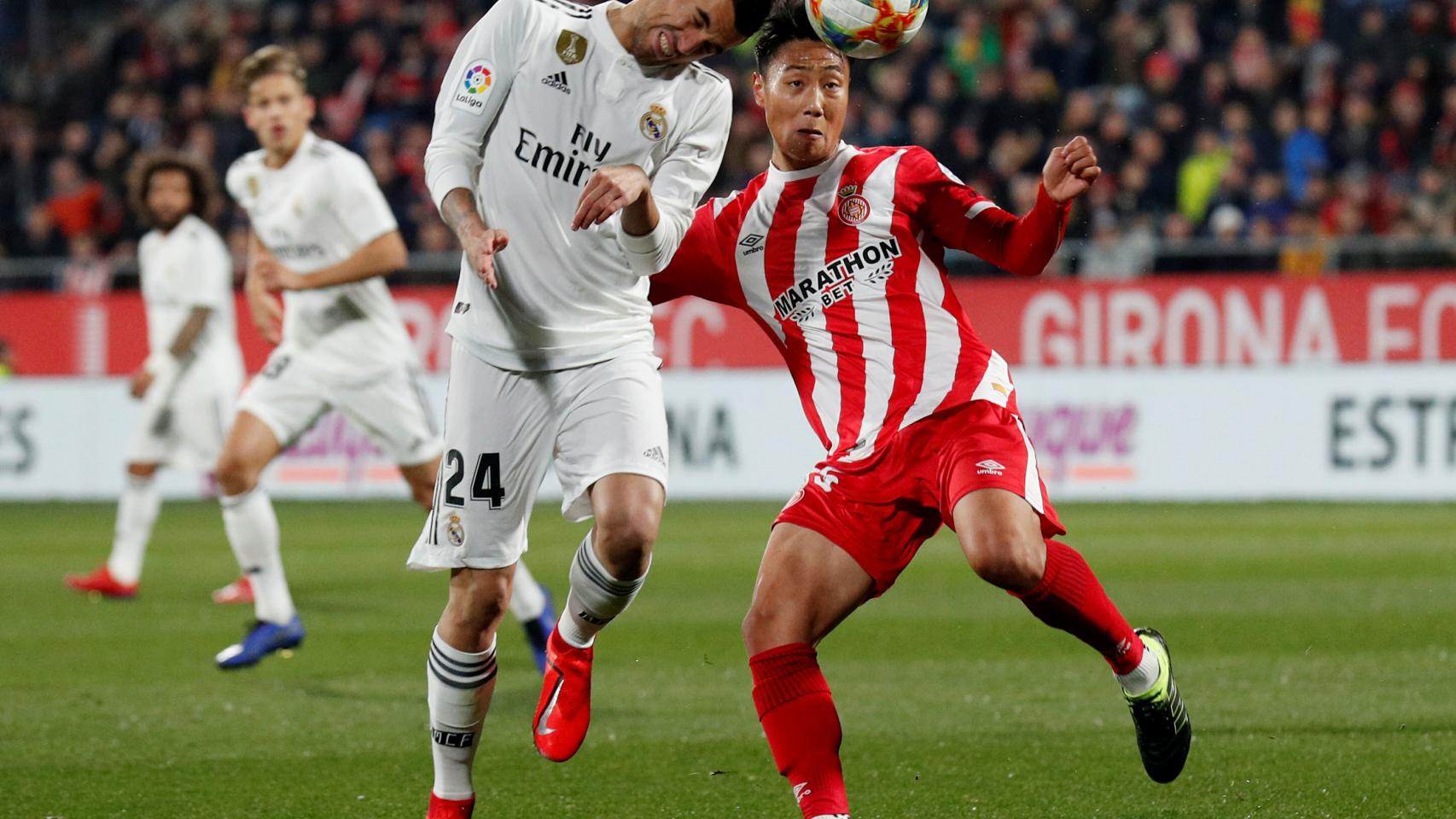 Dani Ceballos peleando con la cabeza por un balón