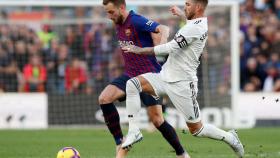 Sergio Ramos y Rakitic durante el último Clásico