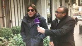 Conte 'pasea' junto a la sede del Inter de Milán