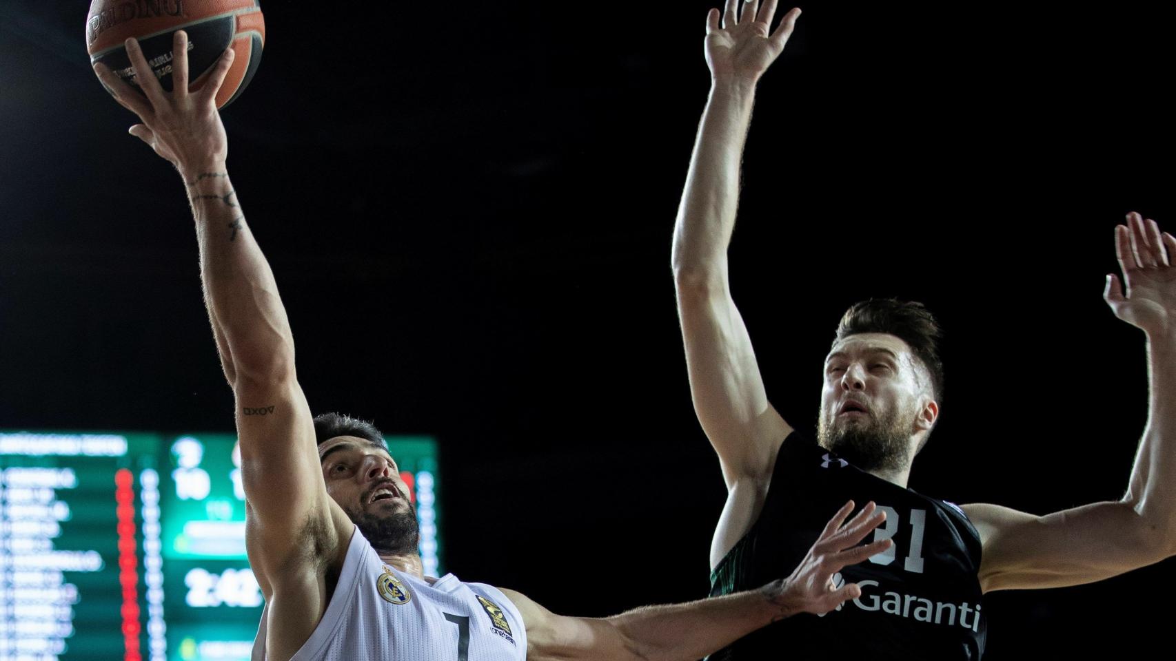 Campazzo deja una bandeja ante la defensa de su rival