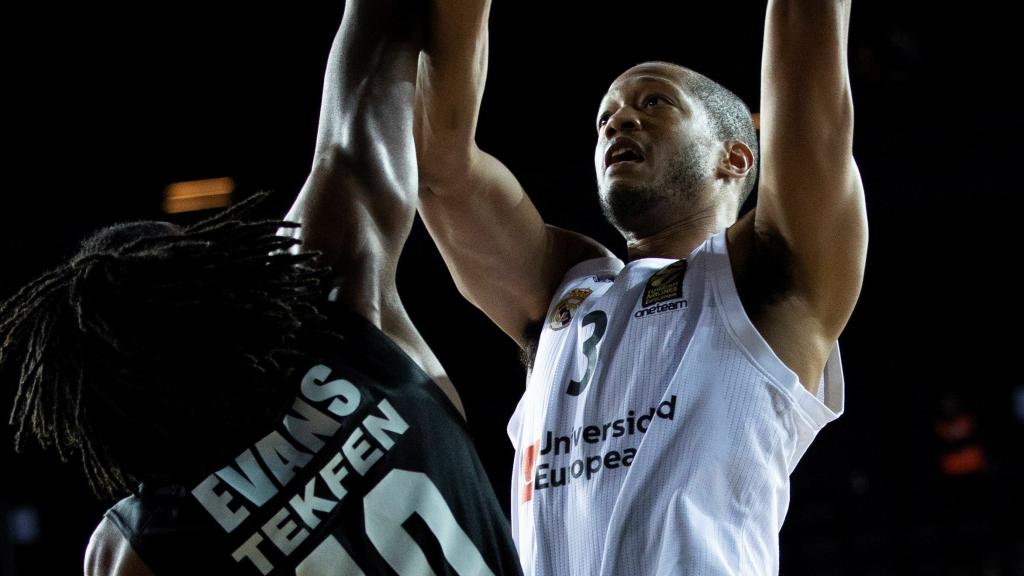 Randolph se levanta para batir a Evans