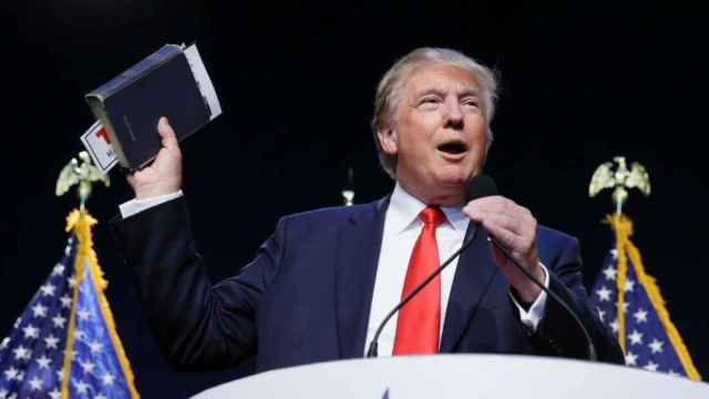 Donald Trump con una Bilblia en sus manos.
